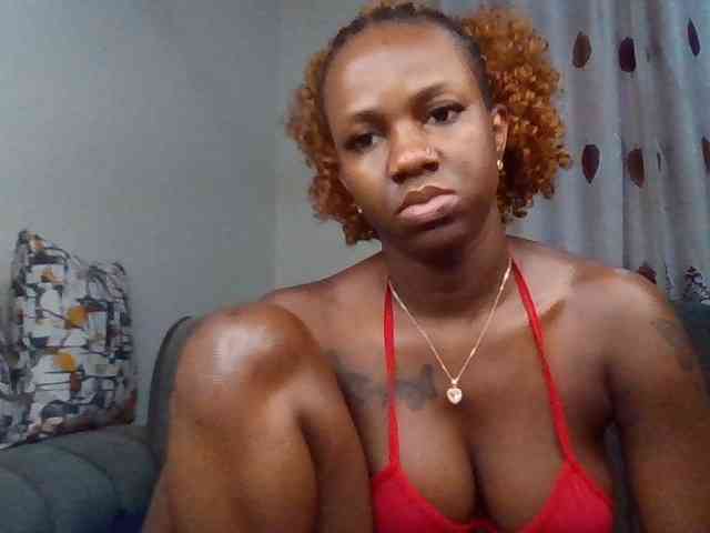 PetiteDivah24 webcam