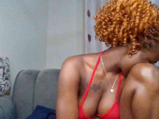 PetiteDivah24 webcam
