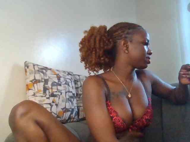 PetiteDivah24 webcam