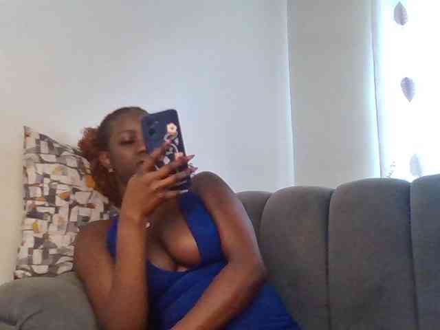 PetiteDivah24 webcam