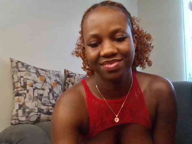 PetiteDivah24 webcam