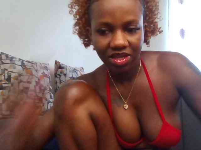 PetiteDivah24 webcam