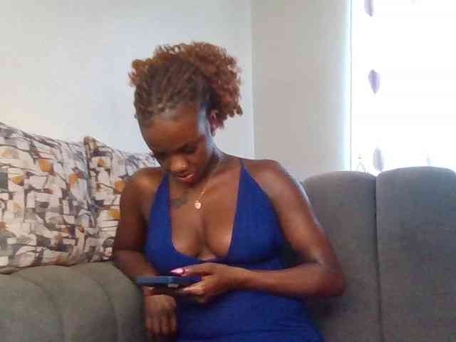 PetiteDivah24 webcam