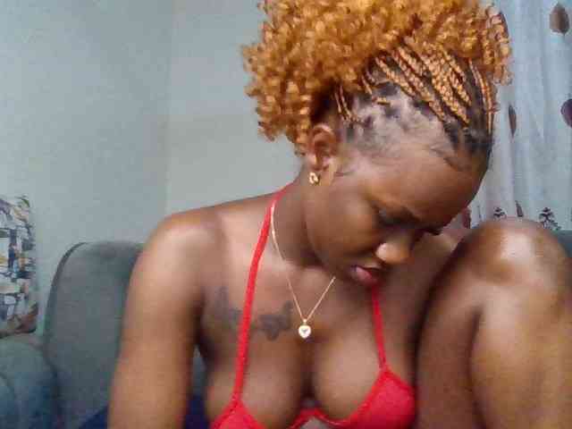 PetiteDivah24 webcam