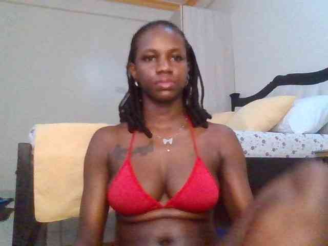 PetiteDivah24 webcam
