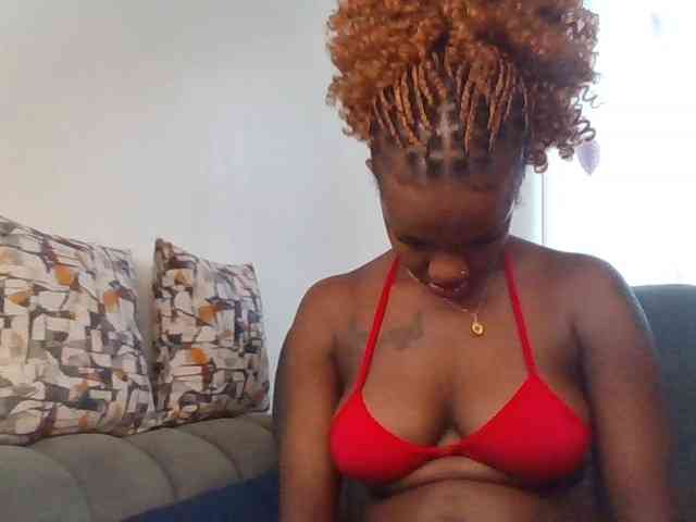 PetiteDivah24 webcam