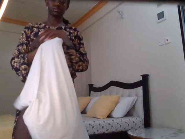 PetiteDivah24 webcam
