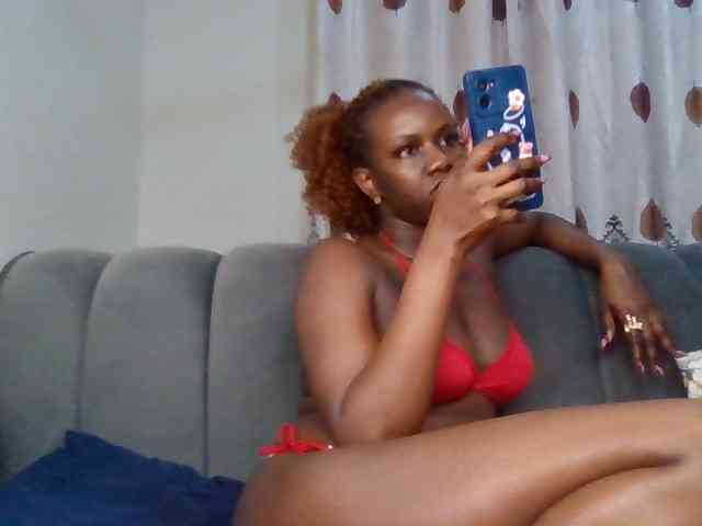 PetiteDivah24 webcam