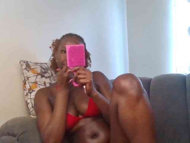 PetiteDivah24 Live Webcam on BongaCams