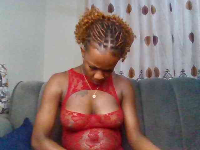 PetiteDivah24 webcam