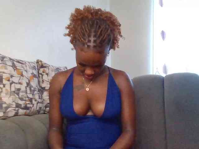 PetiteDivah24 webcam