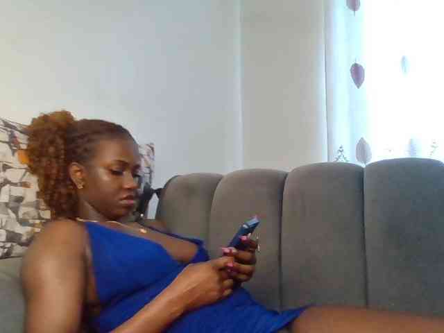 PetiteDivah24 webcam