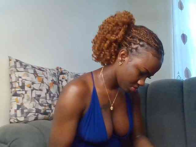 PetiteDivah24 webcam