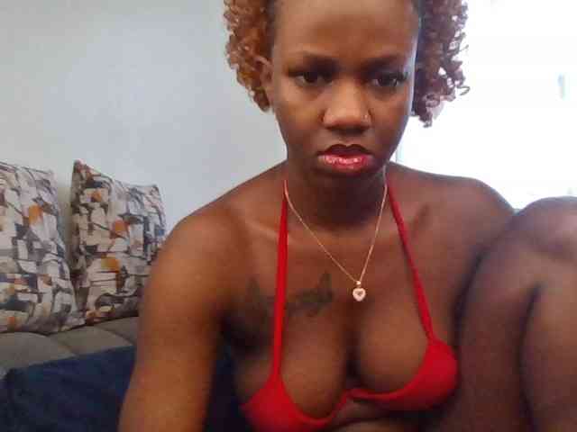 PetiteDivah24 webcam