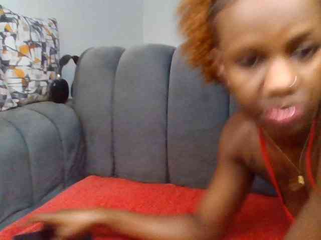 PetiteDivah24 webcam