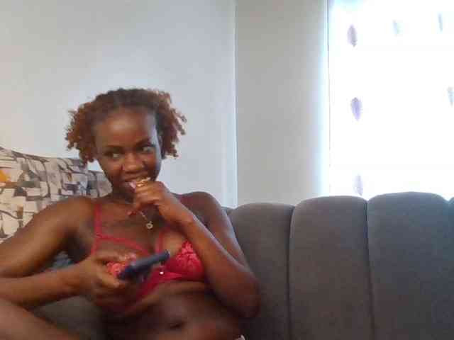 PetiteDivah24 webcam
