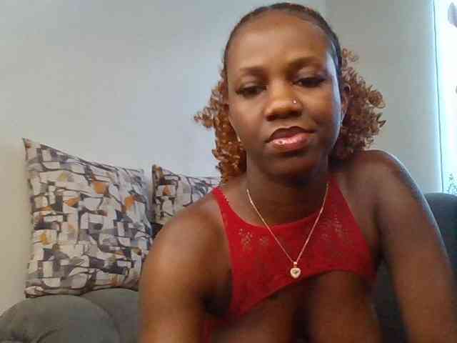 PetiteDivah24 webcam