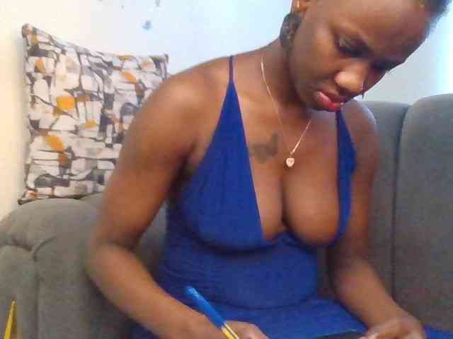 PetiteDivah24 webcam