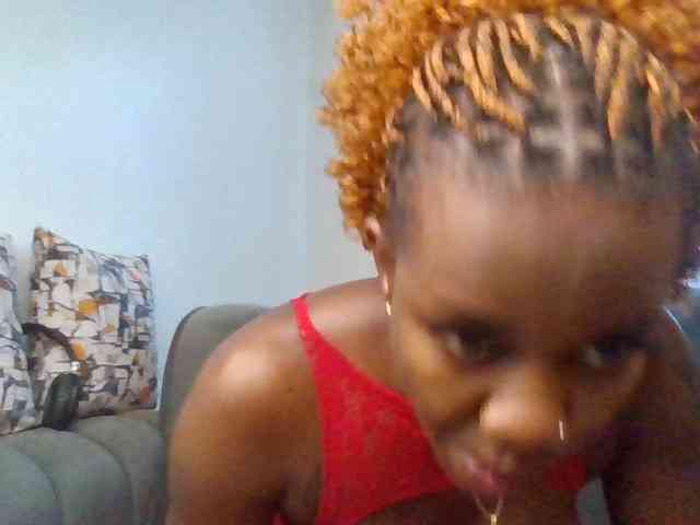 PetiteDivah24 webcam