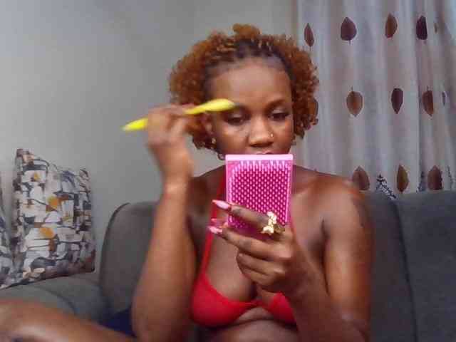 PetiteDivah24 webcam