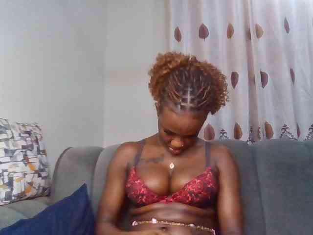 PetiteDivah24 webcam