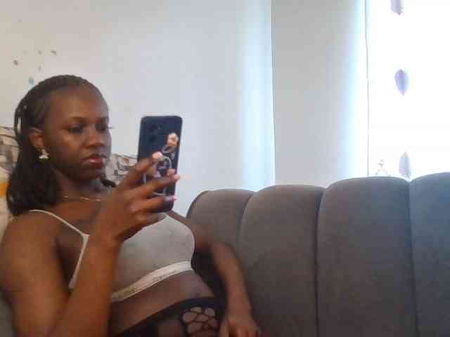 PetiteDivah24 webcam