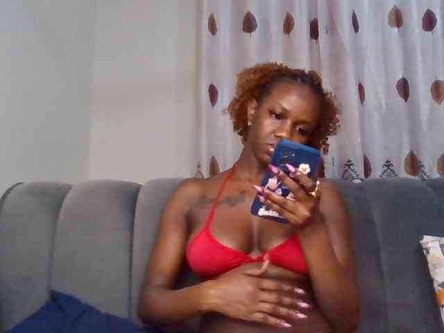 PetiteDivah24 webcam