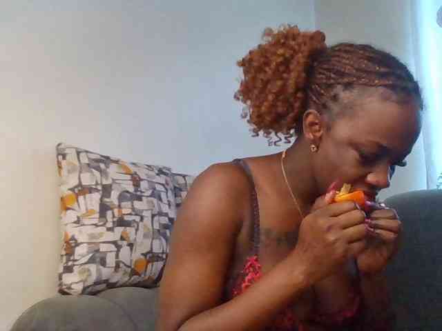 PetiteDivah24 Live Webcam on BongaCams