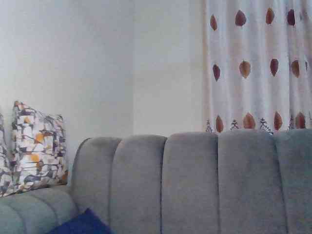PetiteDivah24 webcam