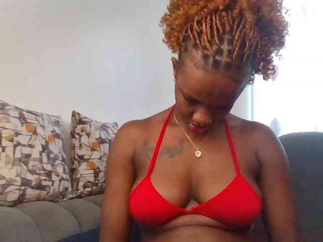 PetiteDivah24 webcam