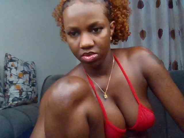 PetiteDivah24 webcam