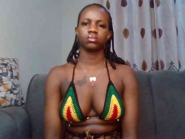 PetiteDivah24 webcam