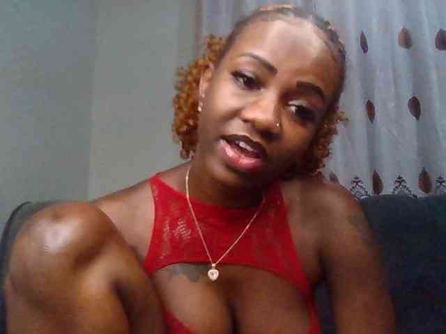 PetiteDivah24 webcam
