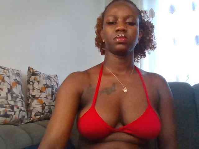 PetiteDivah24 webcam