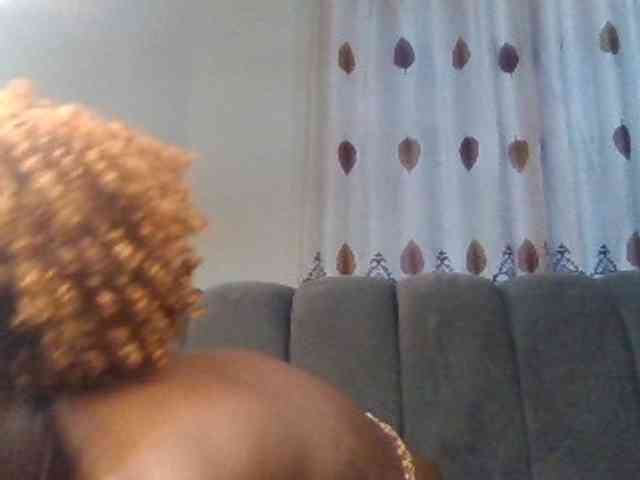 PetiteDivah24 webcam