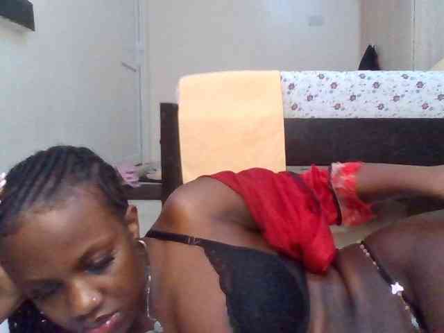 PetiteDivah24 webcam