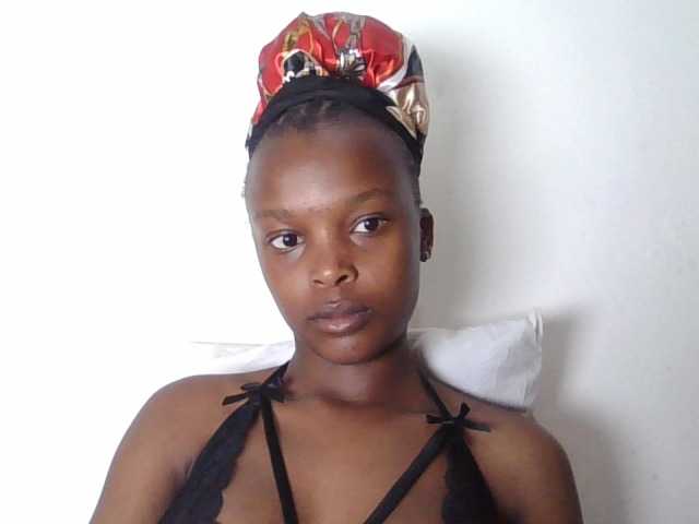 Poonie-luv live cam on BongaCams