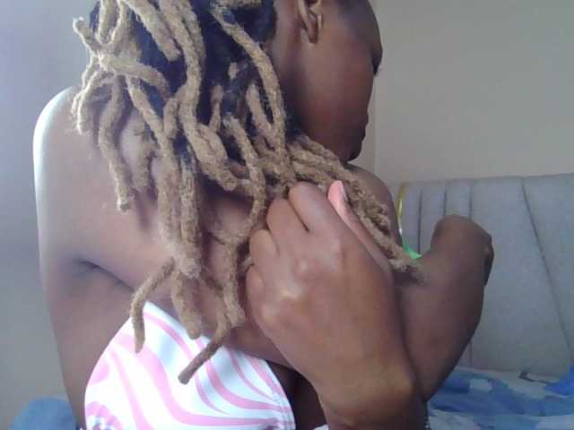 Poonie-luv live cam on BongaCams