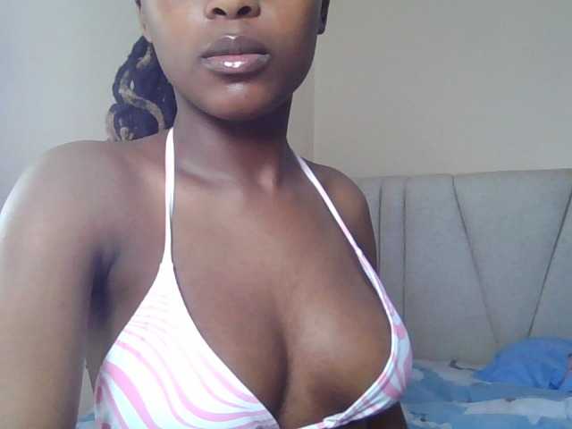 Poonie-luv live cam on BongaCams
