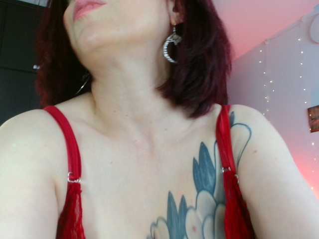 CoralShine80 live cam on BongaCams