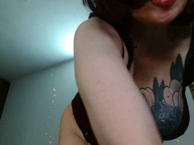 CoralShine80 live cam on BongaCams