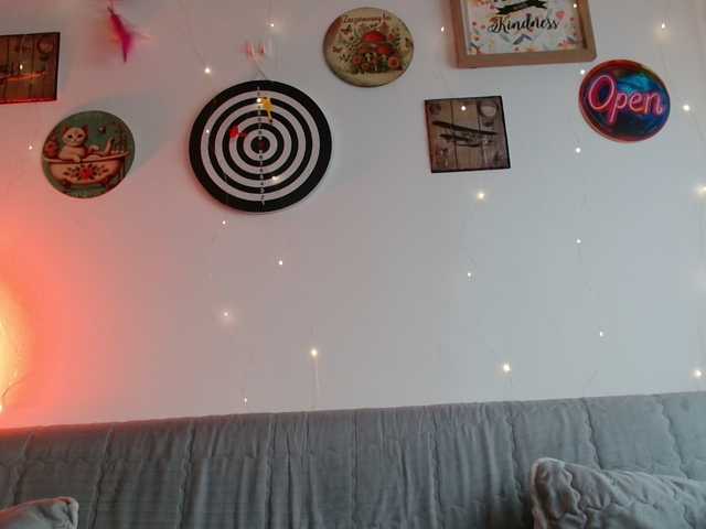 CoralShine80 live cam on BongaCams