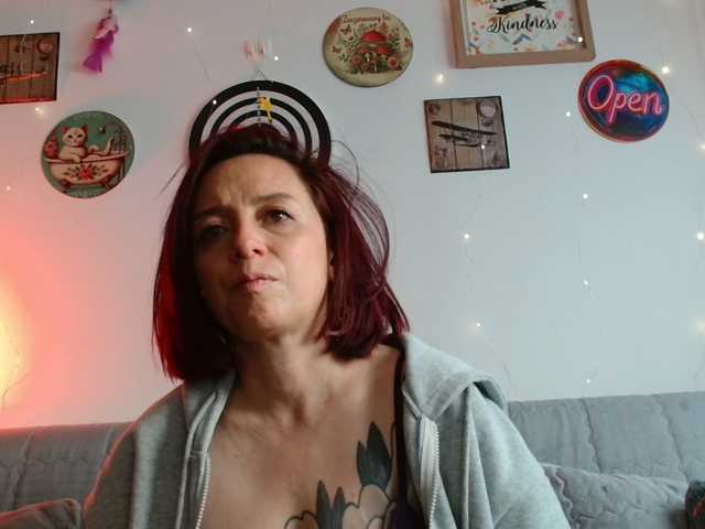 CoralShine80 live cam on BongaCams
