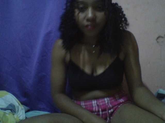 Leticia21 live cam on BongaCams