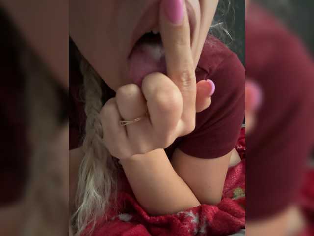 Roxi13 live cam preview