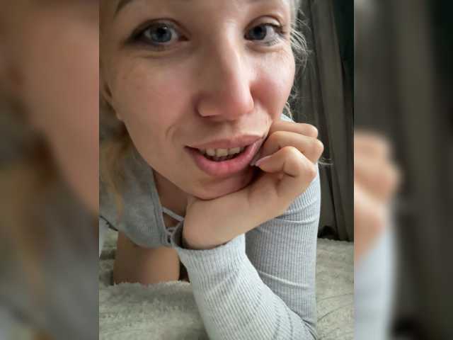 Roxi13 live cam preview