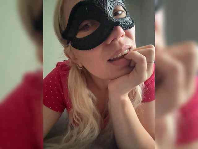 Roxi13 webcam