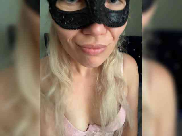 Roxi13 webcam