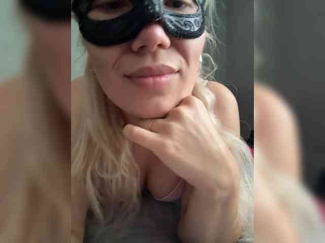 Roxi13 webcam