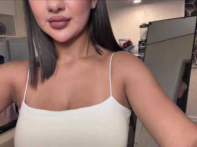FloraLooks live cam on BongaCams